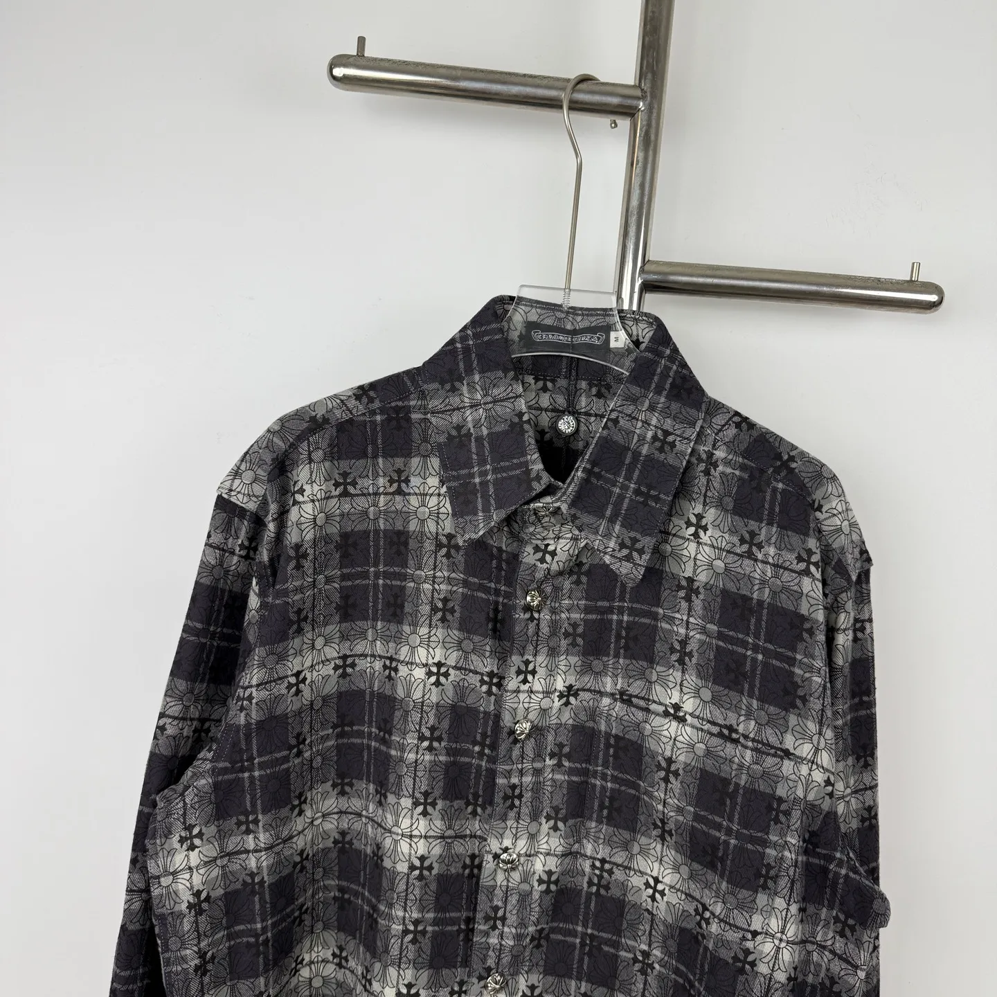 P230 💰Model number B26 Chrome Hearts classic cashew flower cross all-over printed jacquard long-sleeved top couple casual shirt 1️⃣Customized original jacquard fabric, high-quality pure cotton jacquard plaid fabric, soft and comfortable to the touch, a very high-quality fabric! 2️⃣The details of the workmanship are perfectly controlled. The lining is made of vest hemming, and the cuffs are made of double cross leather labels. It is different from the ordinary version. The collar is also designed with interlining, which shows high-end fashion and personality. The style is fashionable, simple and elegant, and it is a very versatile jacket! 4⃣️Complete accessories, all customized with original versions! Same style for men and women Color: cashew black Size: S, M, L, XL
